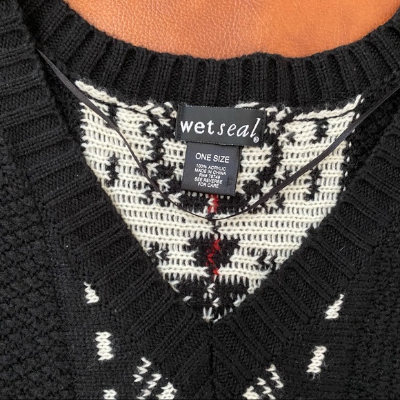 Wet Seal | Sweater Poncho | V-Neck | Button Detail | One Size - Picture 7 of 7